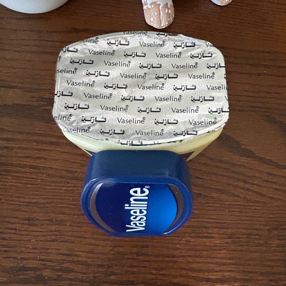 New Vaseline tub 16.23 oz - Picture 2 of 3